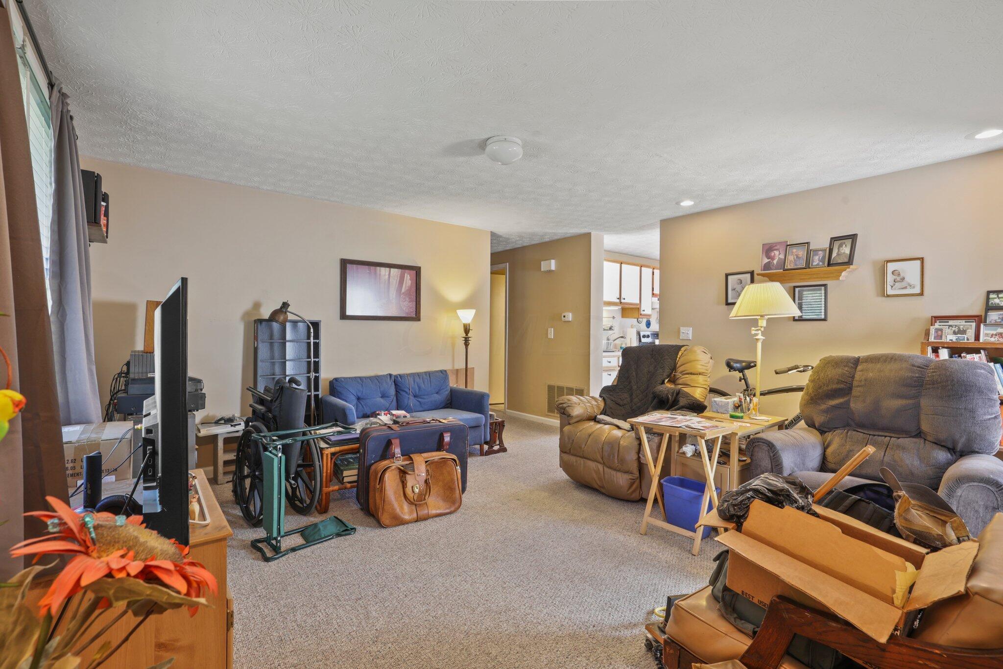 3386 Fontaine Road Columbus, OH 43232 - Photo 8 of 27 Living Room 1st Floor