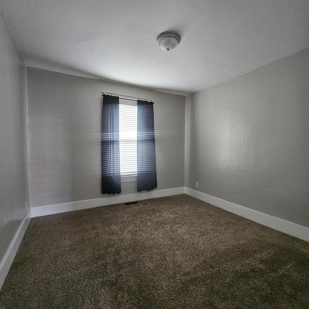 625 North 12th Street Mount Vernon, IL 62864 - Photo 18 of 26 an empty room with windows