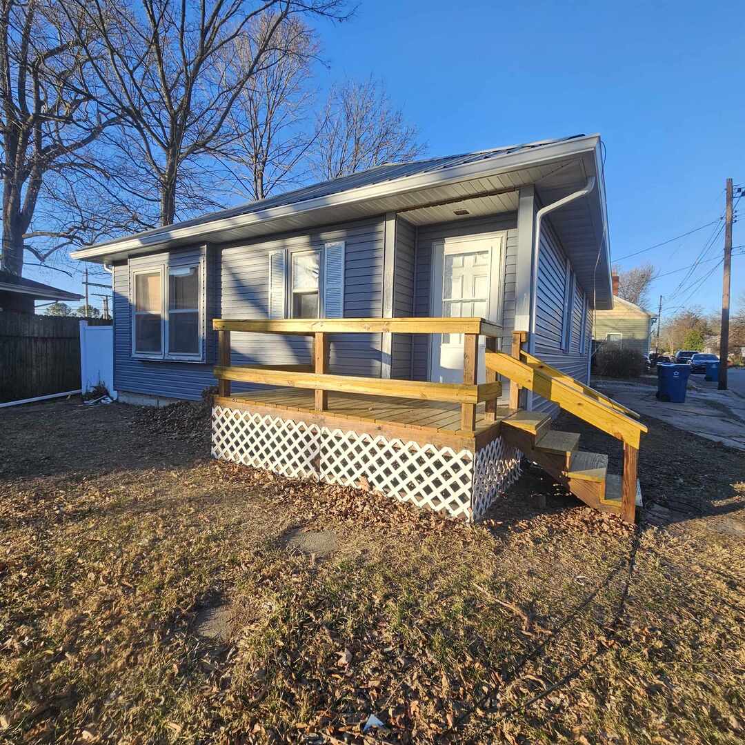 625 North 12th Street Mount Vernon, IL 62864 - Photo 3 of 26 a front view of a house with a yard