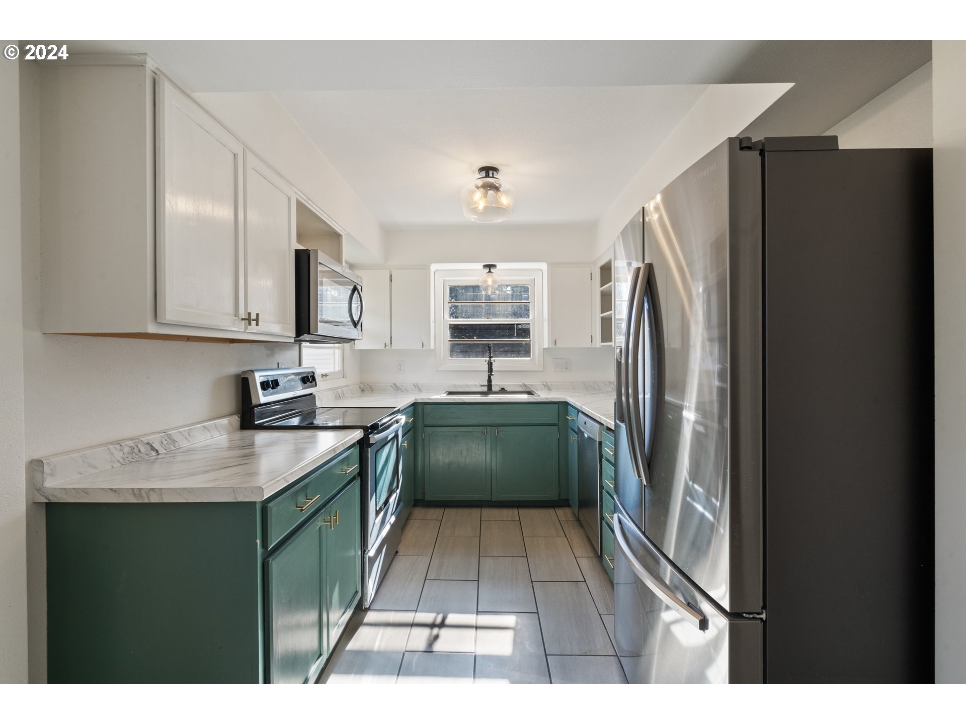 4313 Northeast Valley View Lane Vancouver, WA 98663 - Photo 23 of 48 a kitchen with a refrigerator and a sink