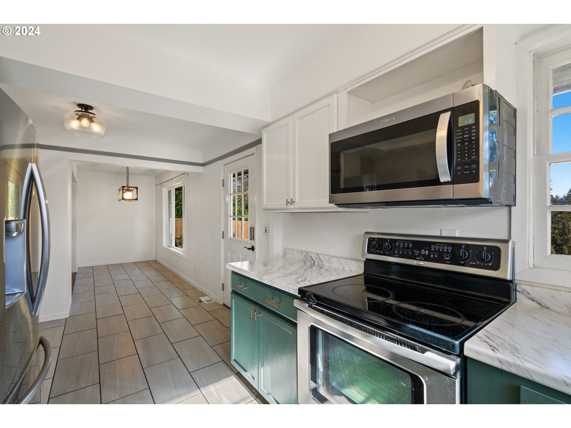 4313 Northeast Valley View Lane Vancouver, WA 98663 - Photo 25 of 48 a kitchen with a stove and a microwave