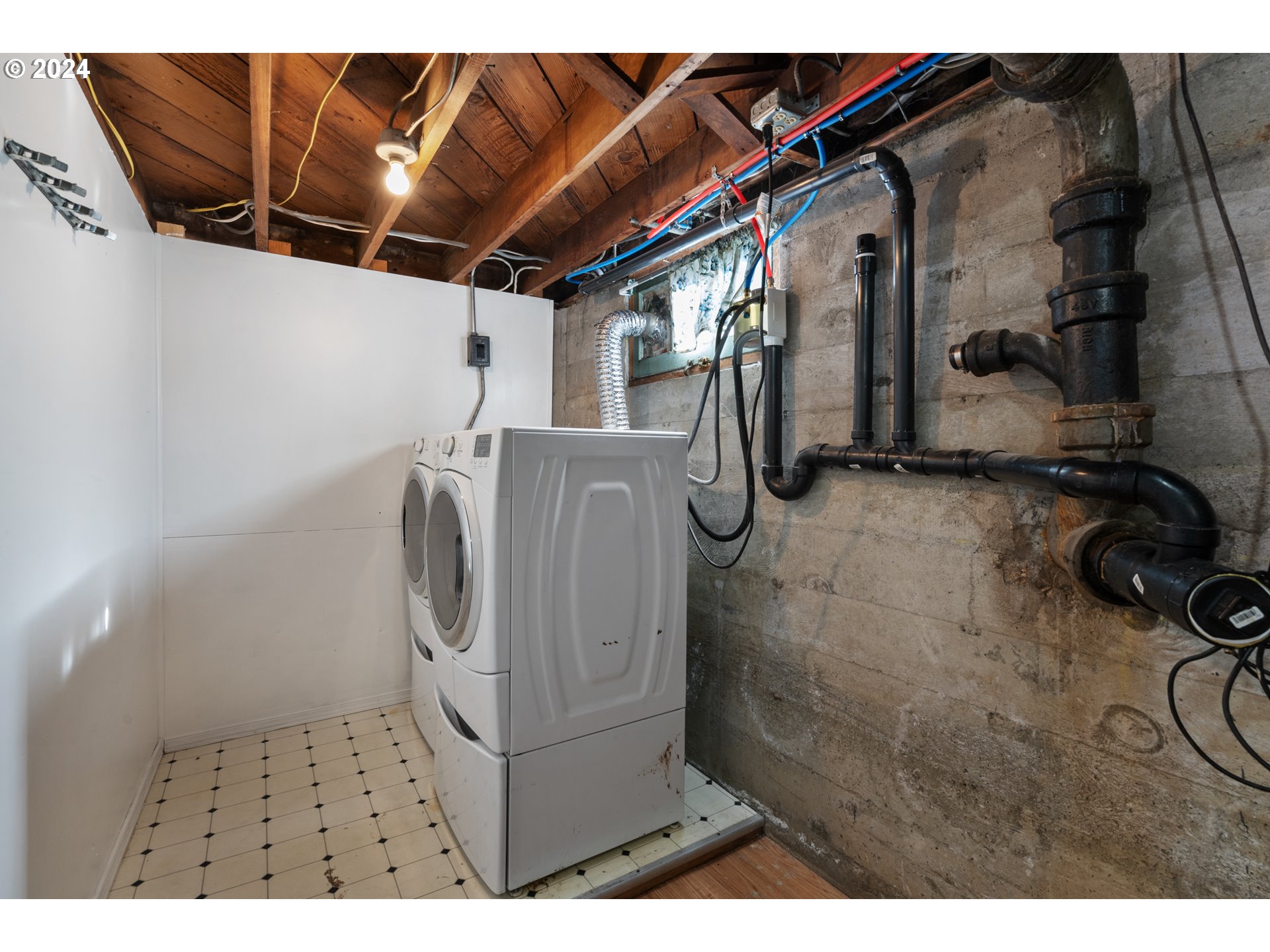 4313 Northeast Valley View Lane Vancouver, WA 98663 - Photo 40 of 48 a utility room with dryer and washer