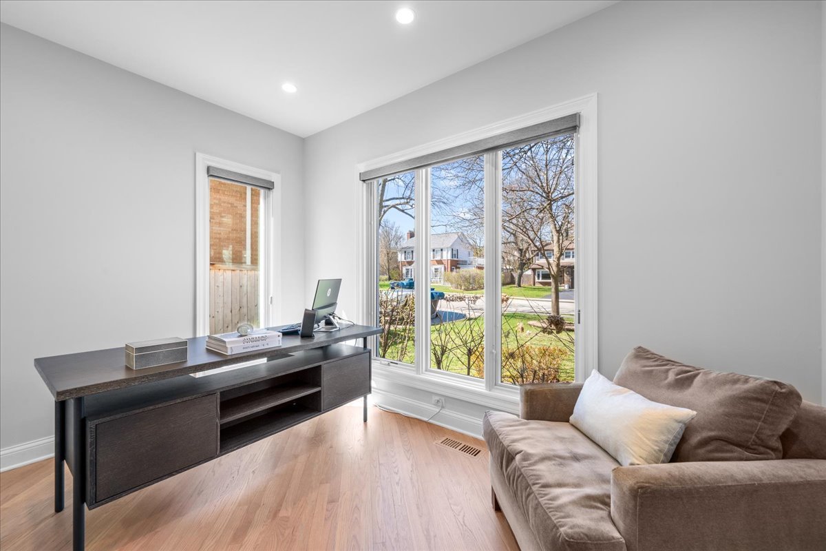 911 Oxford Road Deerfield, IL 60015 - Photo 12 of 30