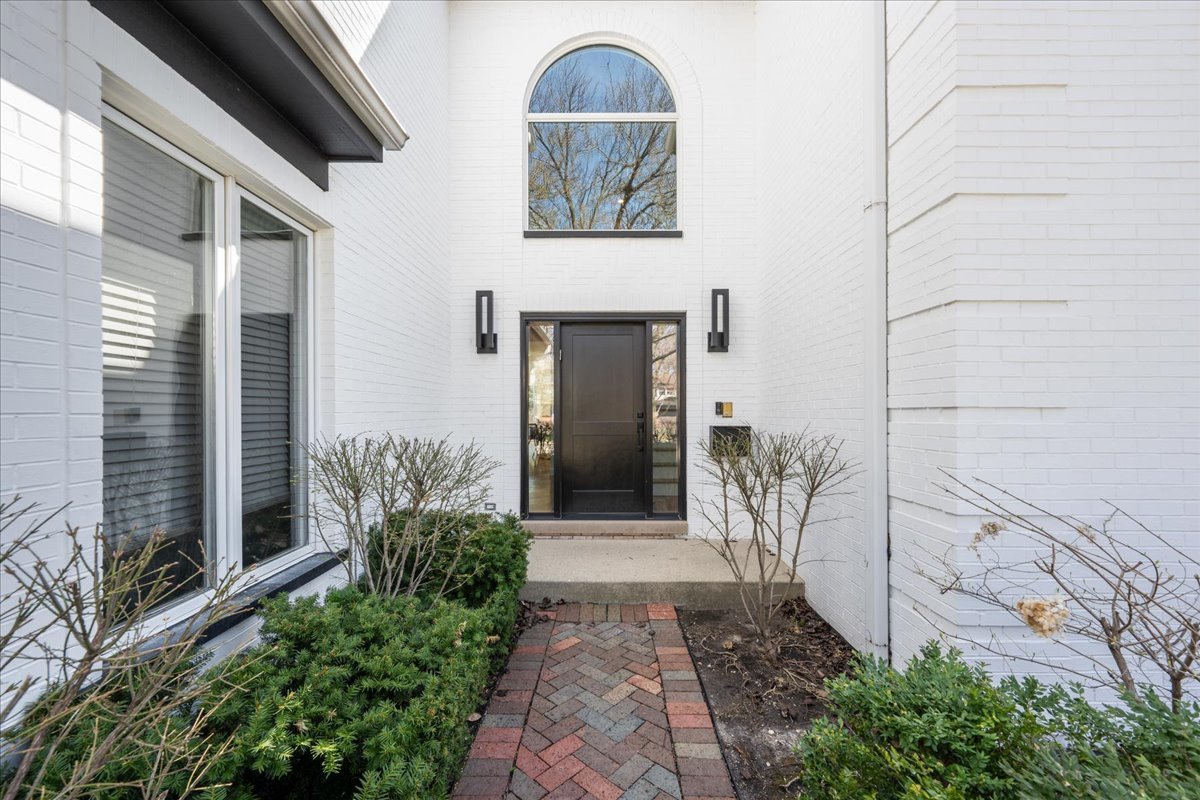 911 Oxford Road Deerfield, IL 60015 - Photo 2 of 30