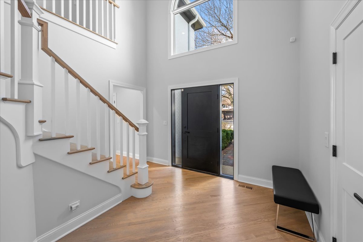 911 Oxford Road Deerfield, IL 60015 - Photo 3 of 30