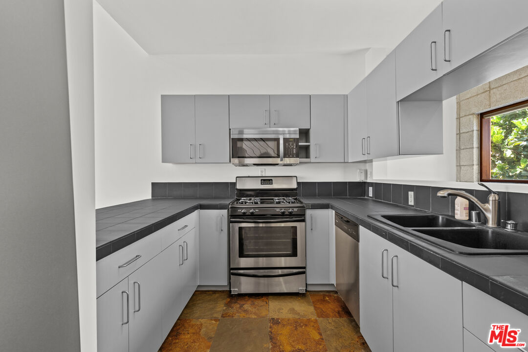 343 Rennie Avenue, Unit 7 Venice, CA 90291 - Photo 4 of 16 Gallery Image 4