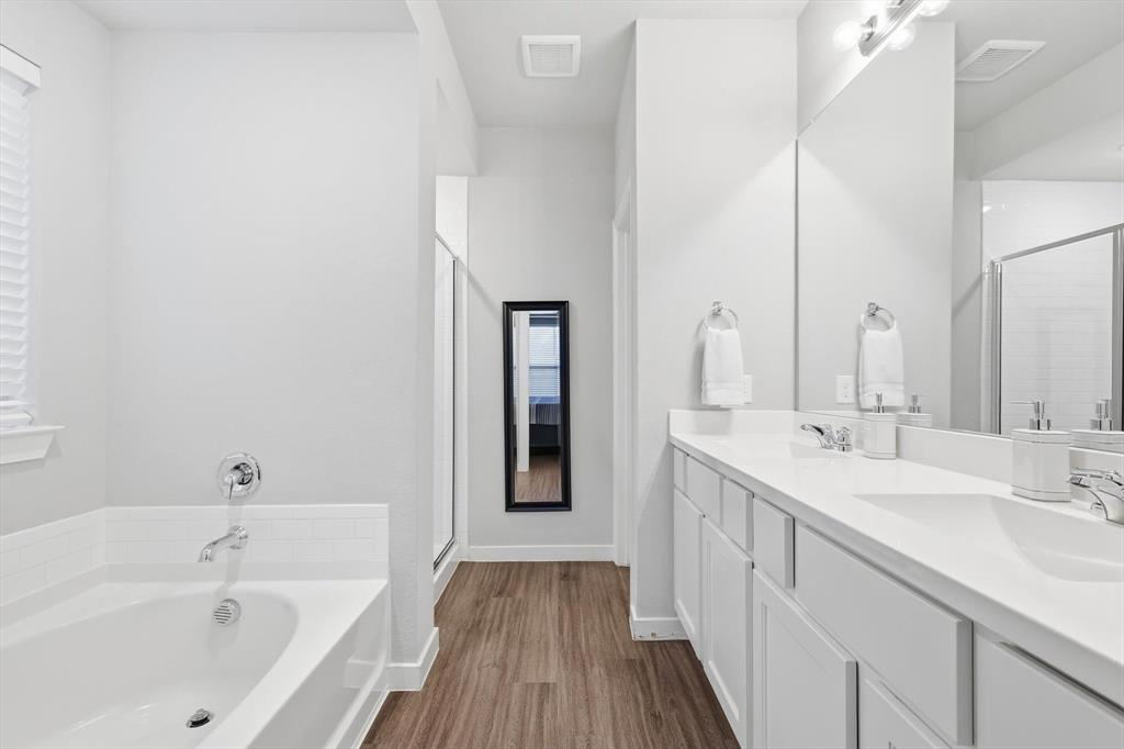 5582 Yarborough Drive Forney, TX 75126 - Photo 11 of 29 a bathroom with a sink and a bathtub