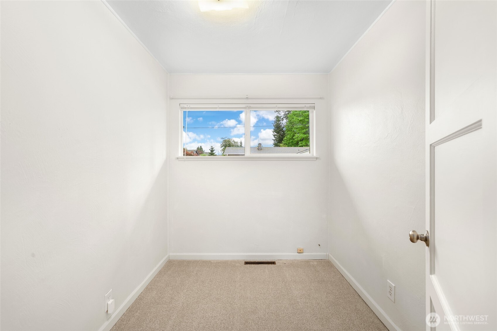 2402 Union Avenue Northeast Renton, WA 98059 - Photo 15 of 39