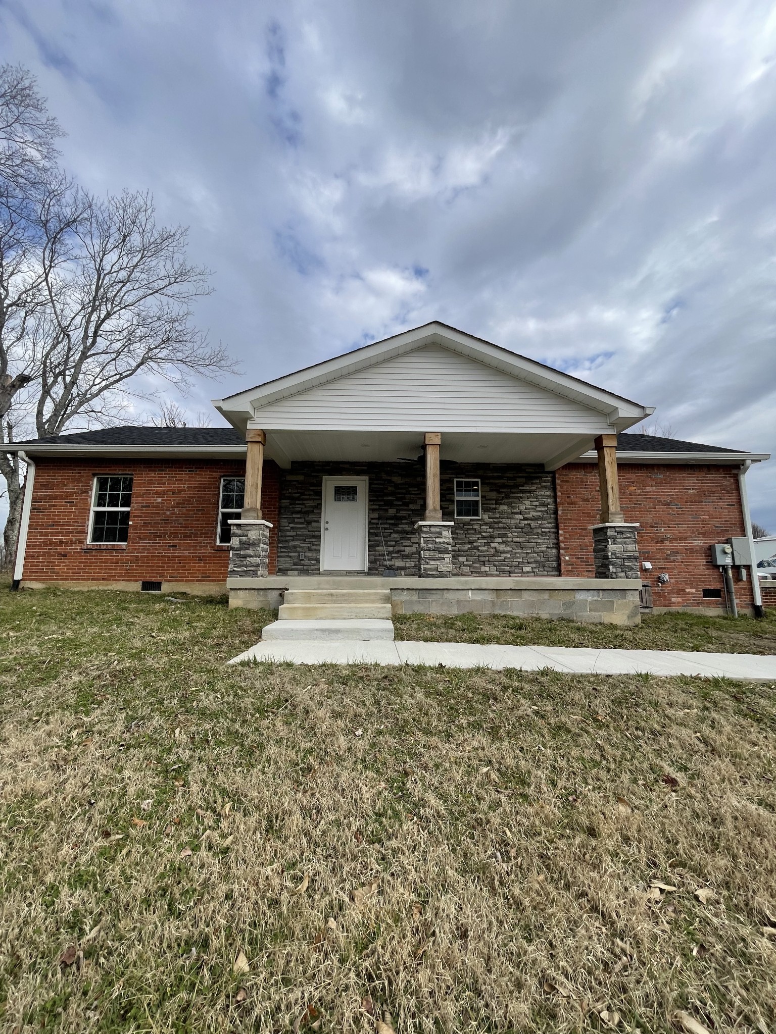 175 Gamaliel Road Red Boiling Springs, TN 37150 - Photo 4 of 18 a front view of a house with garden