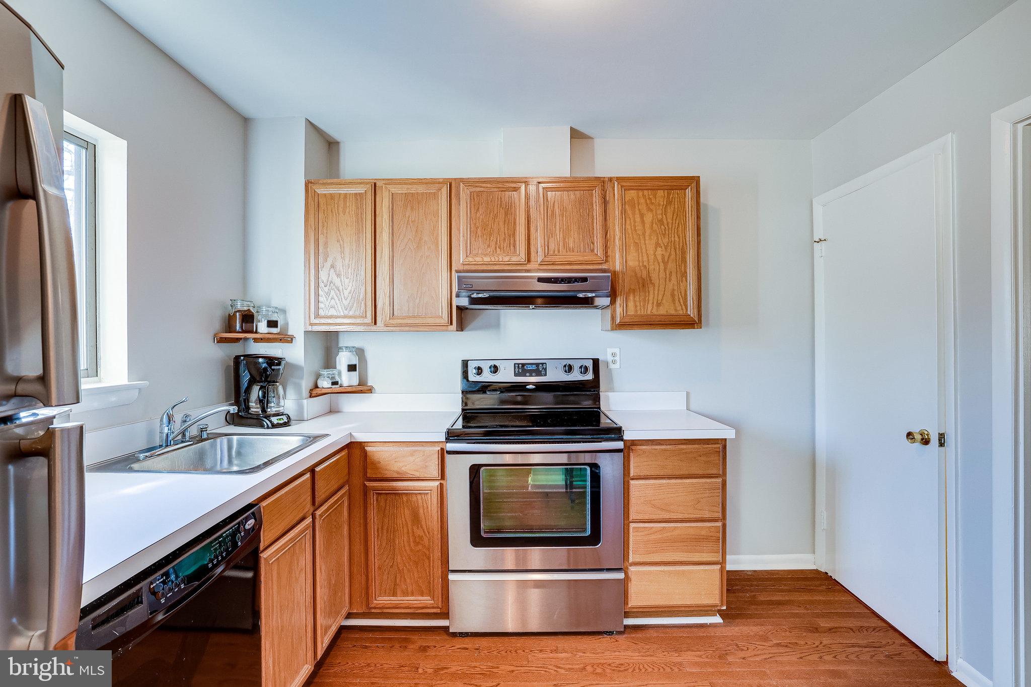 11969 Barrel Cooper Court Reston, VA 20191 - Photo 20 of 73 Stainless steel stove