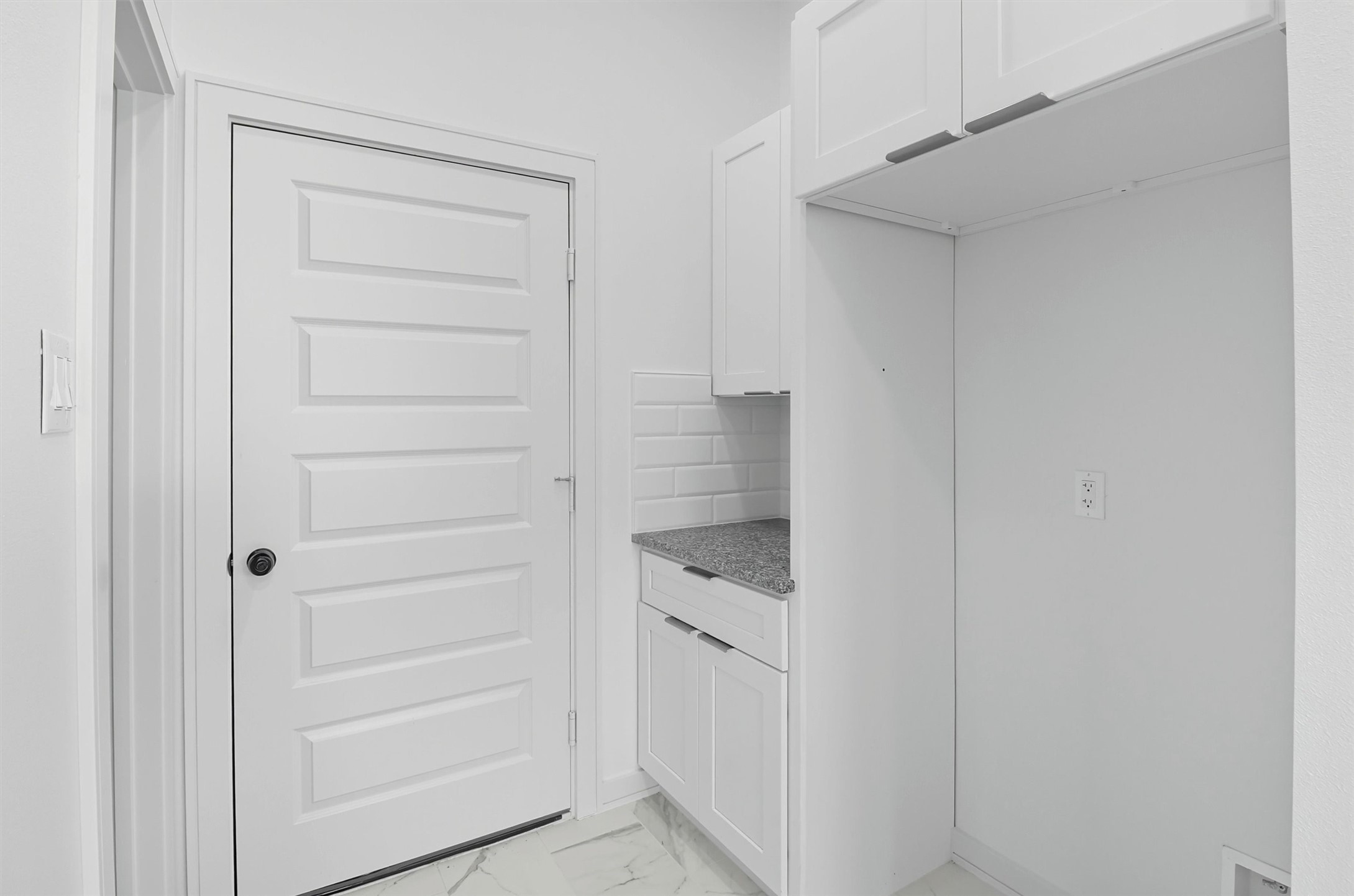 2927 El Fenice Lane Houston, TX 77057 - Photo 12 of 47 a bathroom with a shower