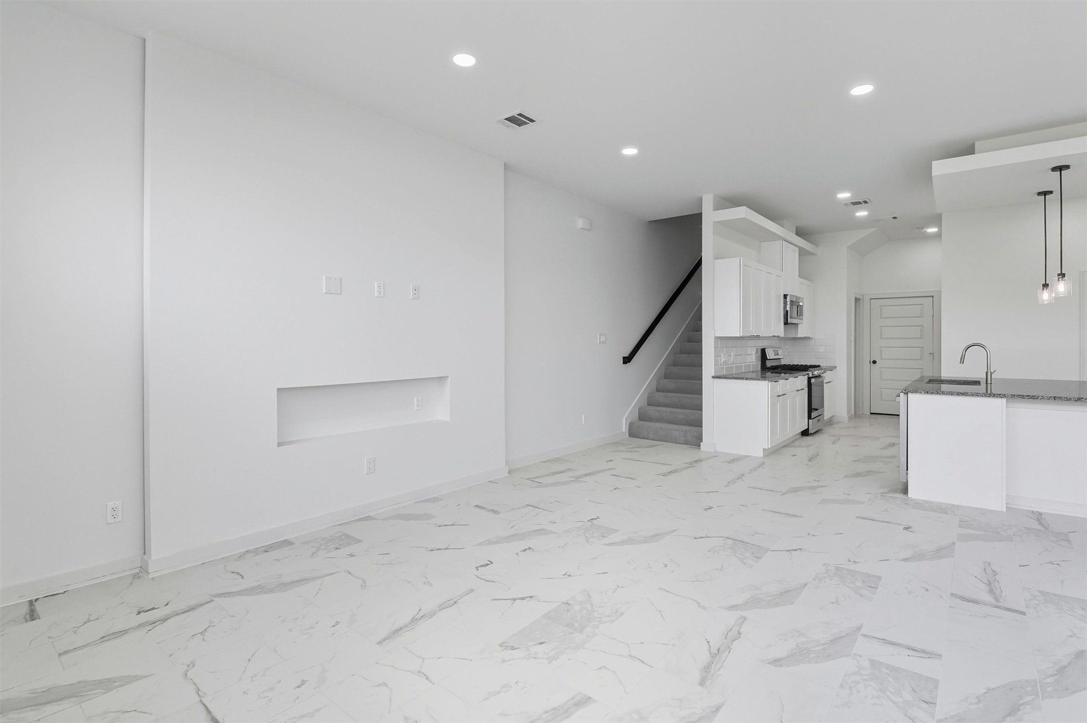 2927 El Fenice Lane Houston, TX 77057 - Photo 20 of 47 an entryway in an empty room