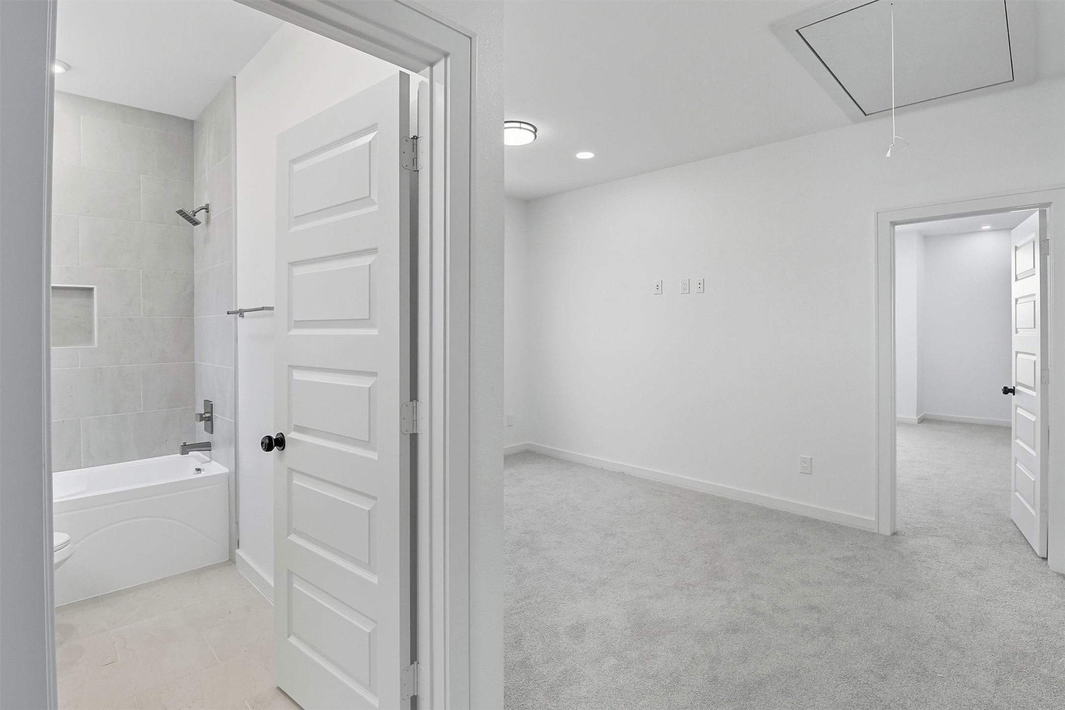 2927 El Fenice Lane Houston, TX 77057 - Photo 22 of 47 a view of bathroom with bathtub