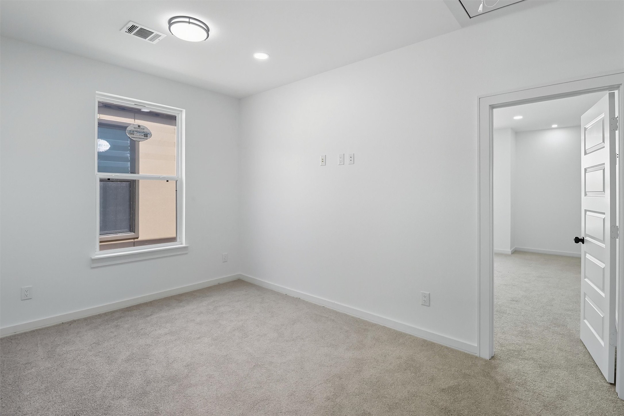 2927 El Fenice Lane Houston, TX 77057 - Photo 24 of 47 an empty room with windows and closet