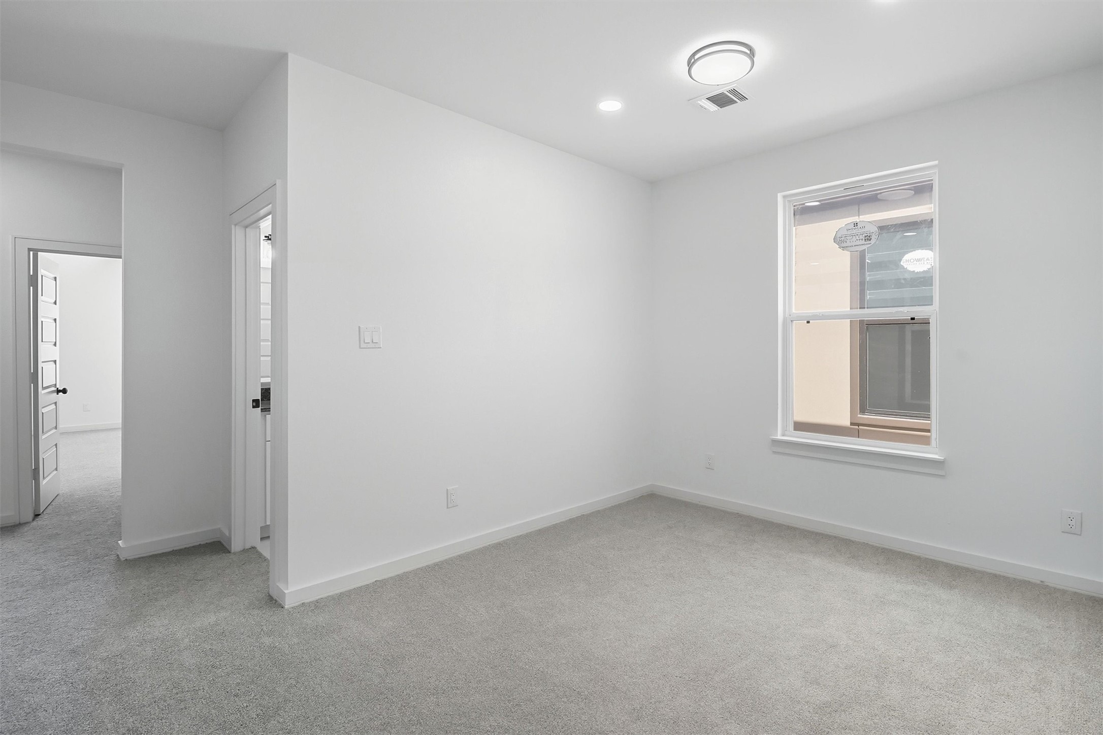 2927 El Fenice Lane Houston, TX 77057 - Photo 25 of 47 an empty room with a window