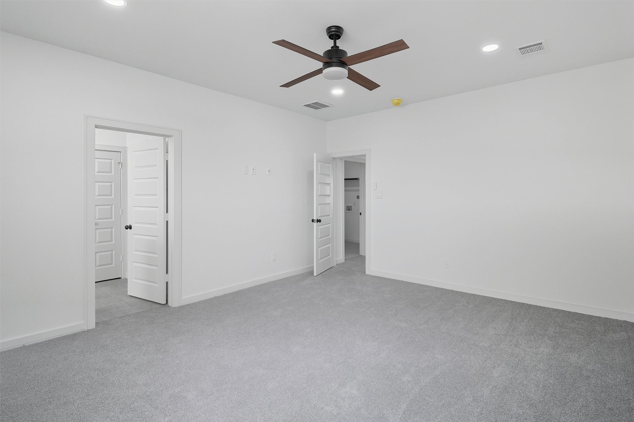 2927 El Fenice Lane Houston, TX 77057 - Photo 32 of 47 an empty room with closet and a ceiling fan