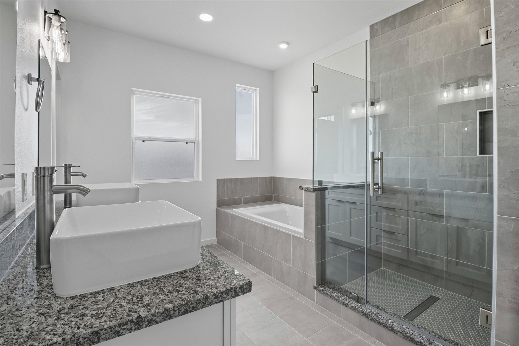 2927 El Fenice Lane Houston, TX 77057 - Photo 33 of 47 a bathroom with a tub a sink and mirror