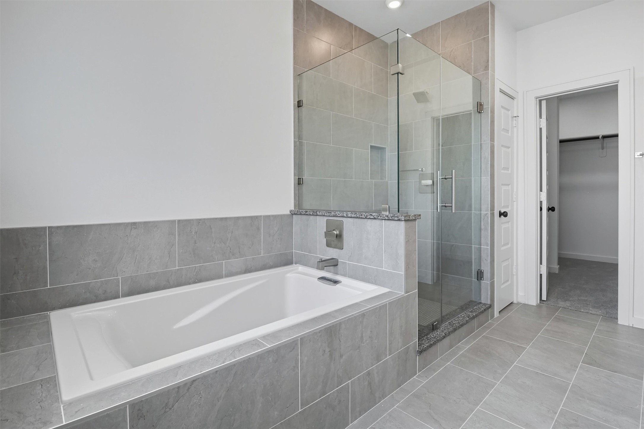 2927 El Fenice Lane Houston, TX 77057 - Photo 35 of 47 a spacious bathroom with a bathtub and shower