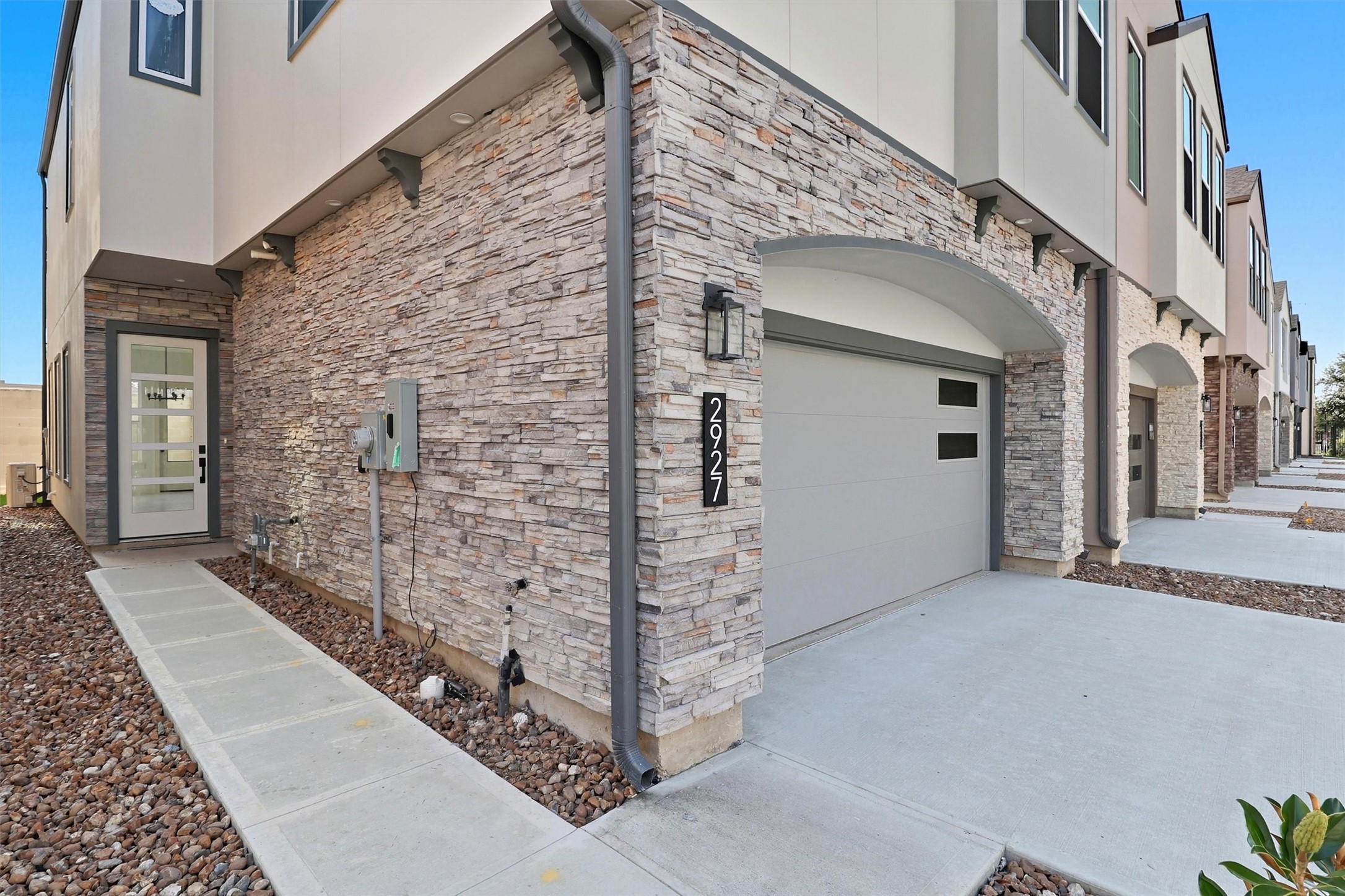 2927 El Fenice Lane Houston, TX 77057 - Photo 4 of 47 a view of entryway with brick walls