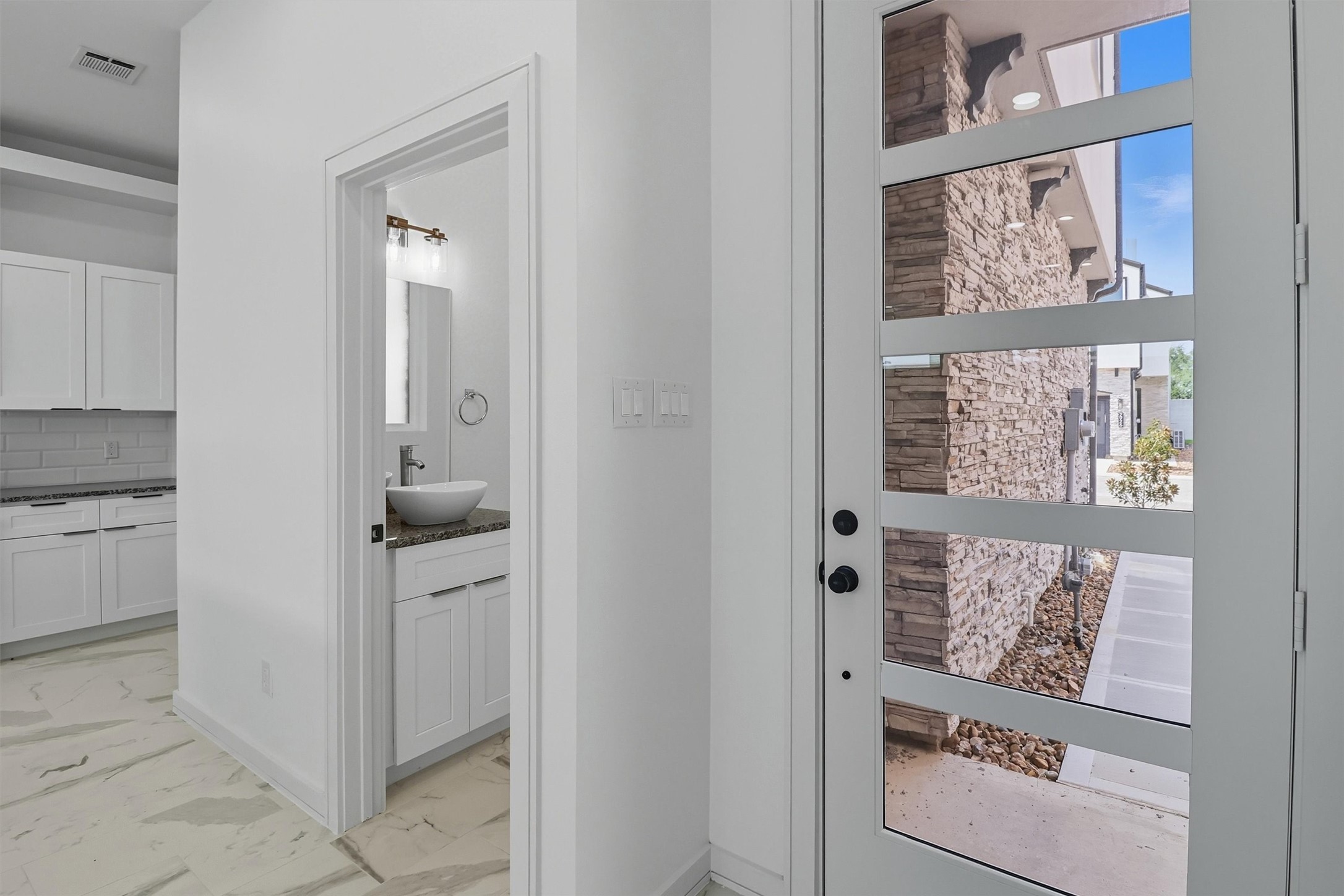 2927 El Fenice Lane Houston, TX 77057 - Photo 6 of 47 a view of bathroom with a painting on the wall