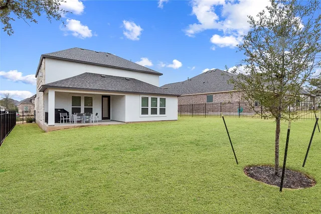 a view of a house with a backyard