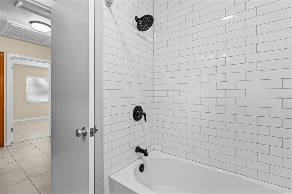 512 Richmond Street Dunedin, FL 34698 - Photo 15 of 37 a bathroom with a bathtub