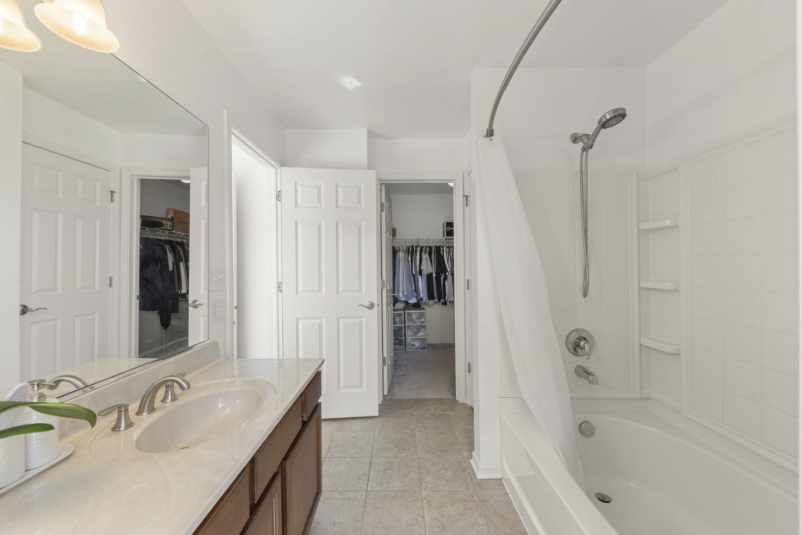 341 North Commerce Street Aurora, IL 60504 - Photo 13 of 26 a bathroom with a tub sink and mirror