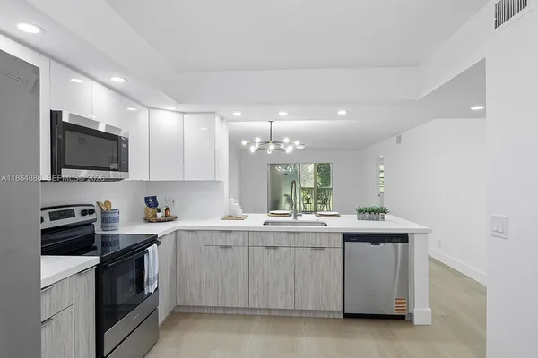 $274,900 | 12500 Southwest 6th Street, Unit 307N, Pembroke Pines, FL 33027