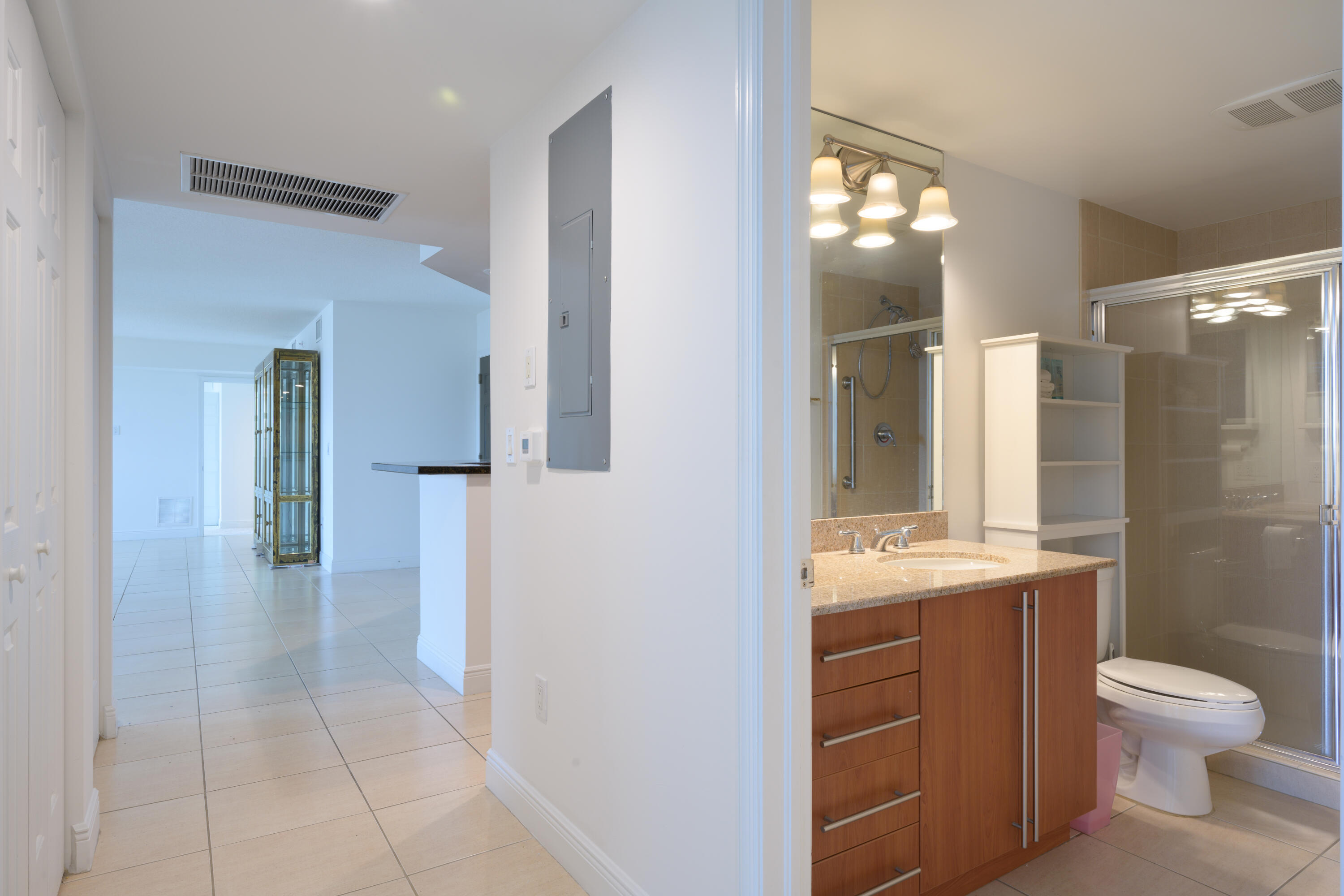 610 Clematis Street, Unit 700702 West Palm Beach, FL 33401 - Photo 9 of 53 third bathroom