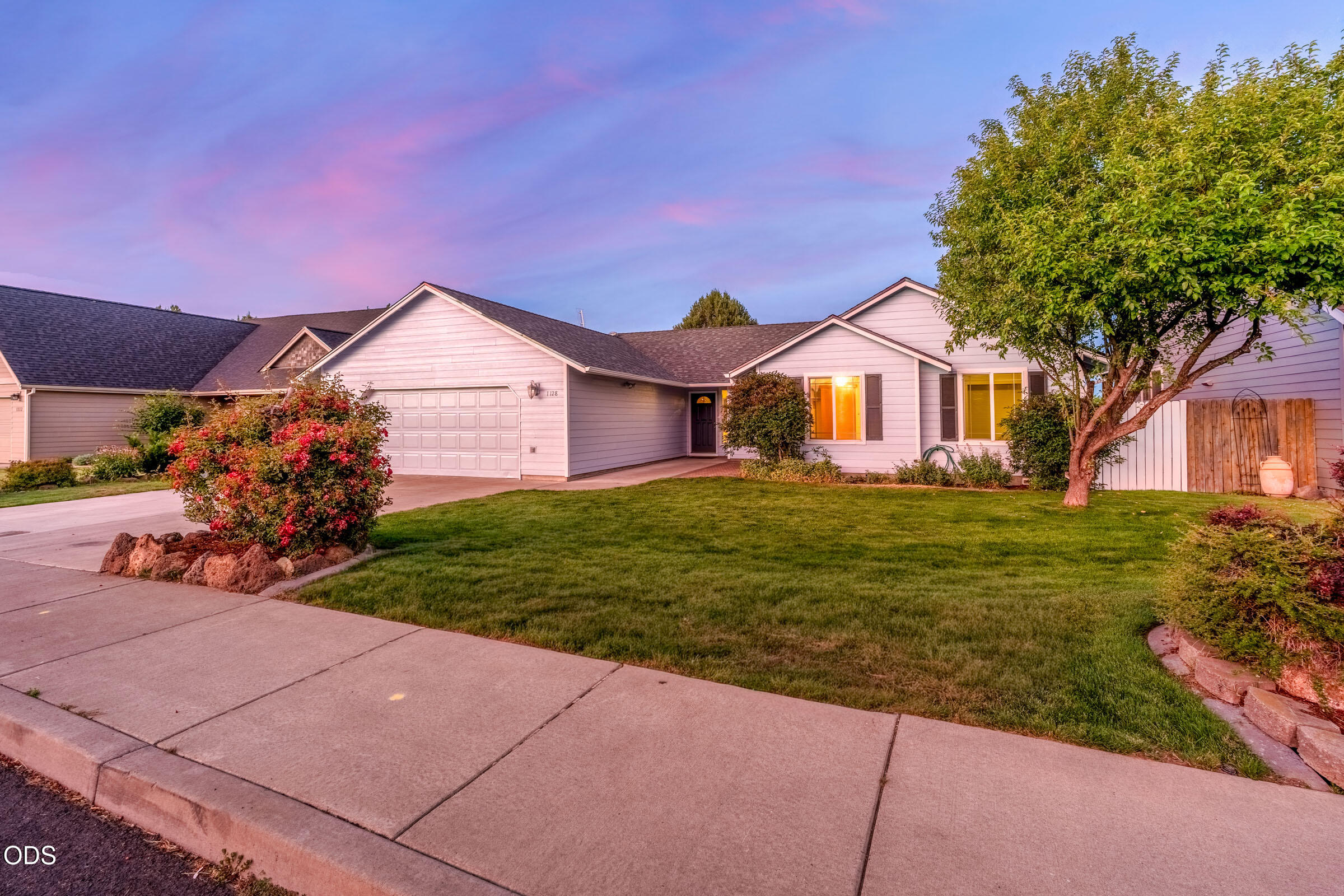 1128 Southwest Rimrock Way Redmond, OR 97756 - Photo 3 of 46