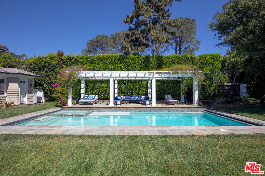 466 Homewood Road Los Angeles, CA 90049 - Photo 6 of 23