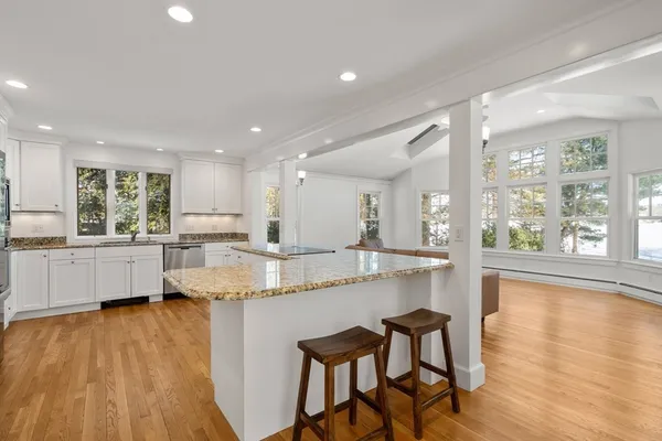 a large kitchen with kitchen island a large island in it