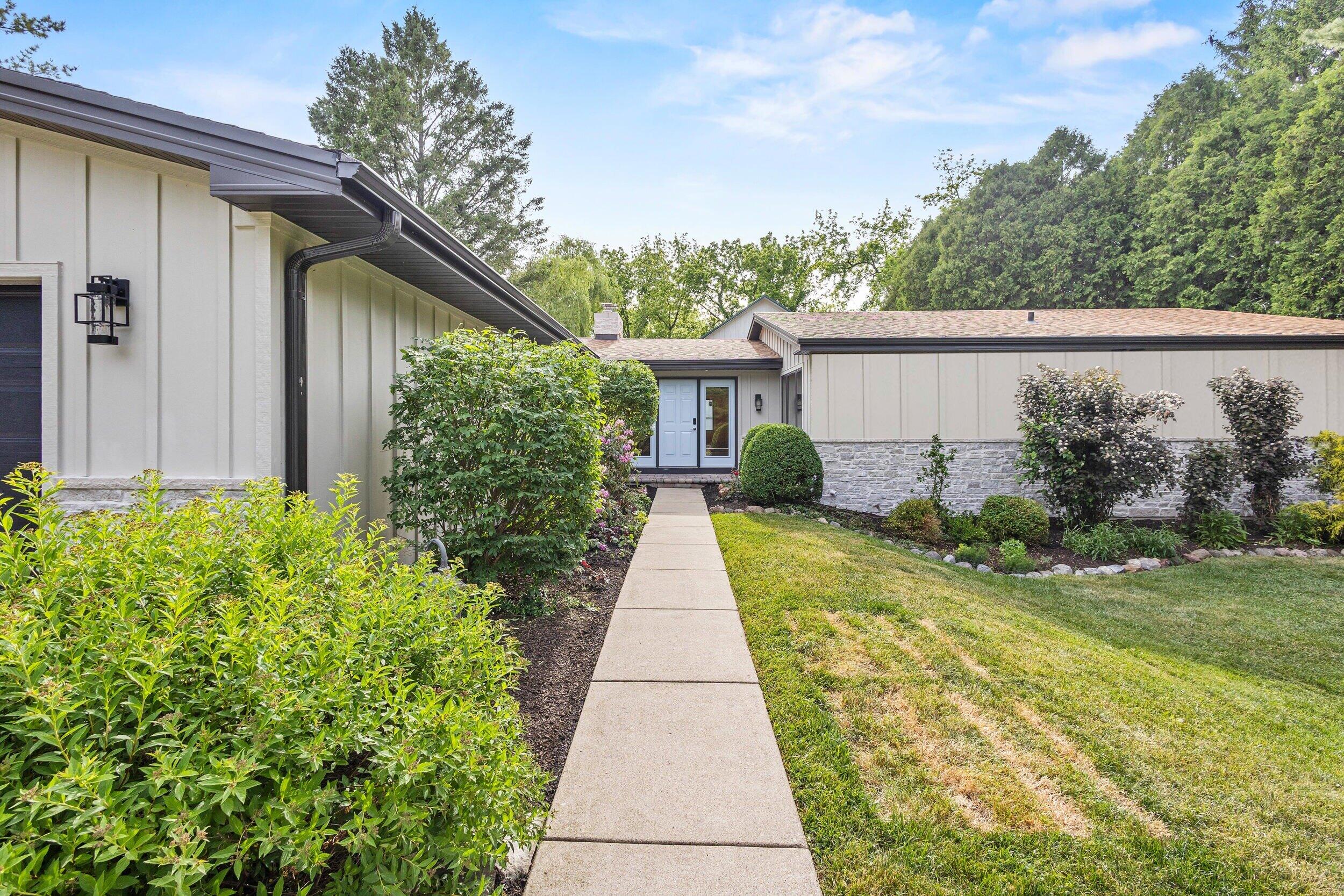 986 Indian Hills Road Fontana, WI 53125 - Photo 7 of 108 Exterior