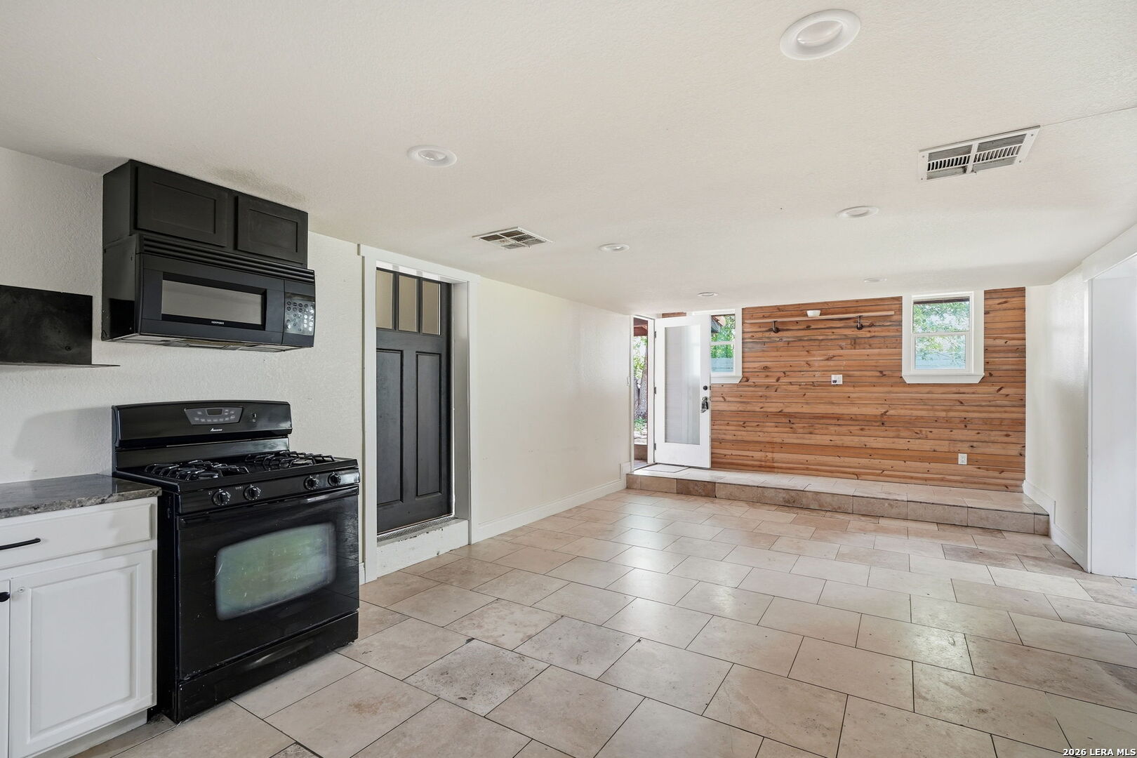 606 East Austin Street Luling, TX 78648 - Photo 6 of 38