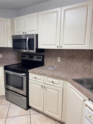 $2,275 | 6280 Northwest 186th Street, Unit 310, Hialeah, FL 33015