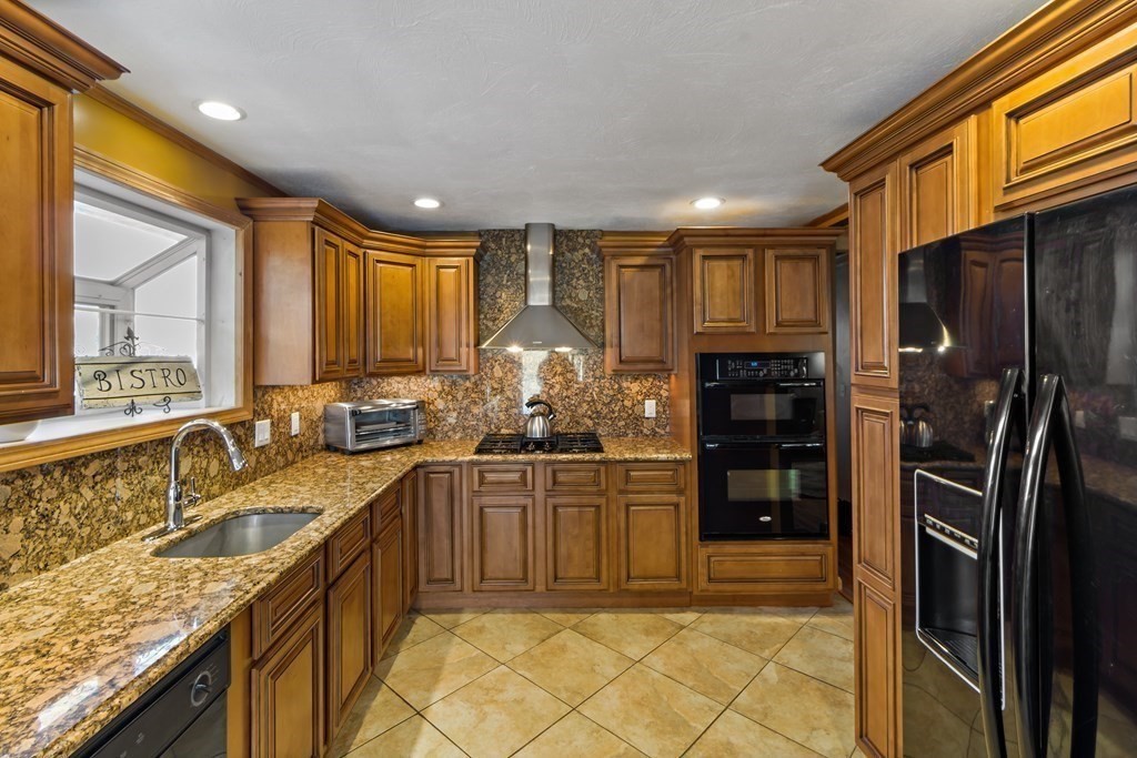 573 Gardners Neck Road Swansea, MA 02777 - Photo 8 of 37 Gallery Image 8