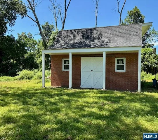 a view of a house with yard