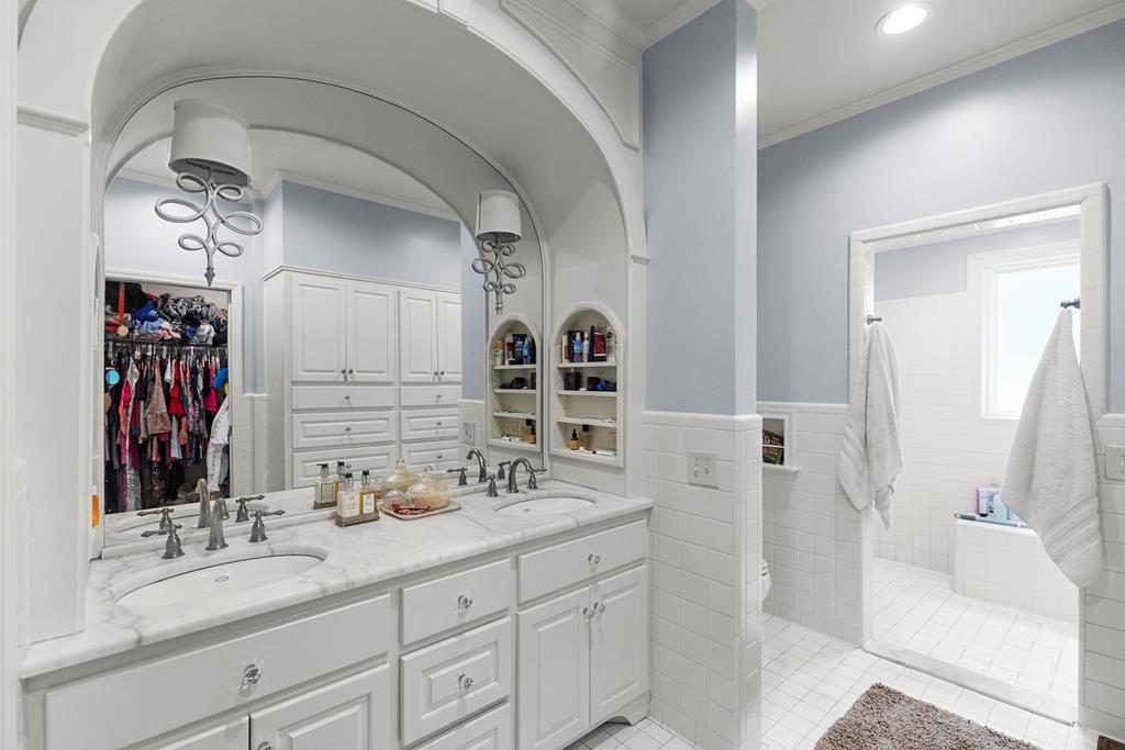 3005 Foxridge Road Dothan, AL 36303 - Photo 31 of 71 MASTER BATH VANITY