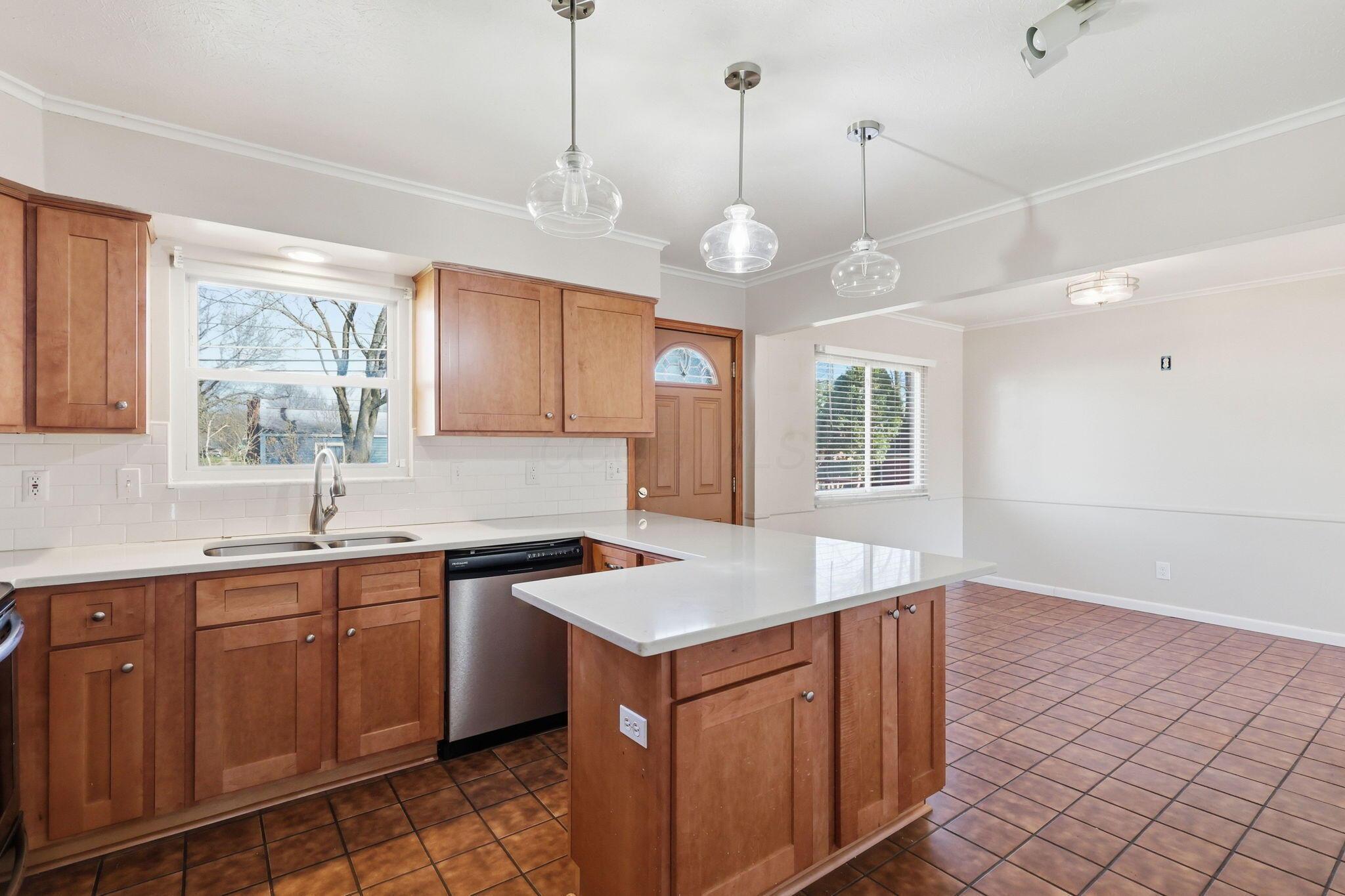 6050 Karl Road Columbus, OH 43229 - Photo 15 of 52 15-web-or-mls-G02A1691