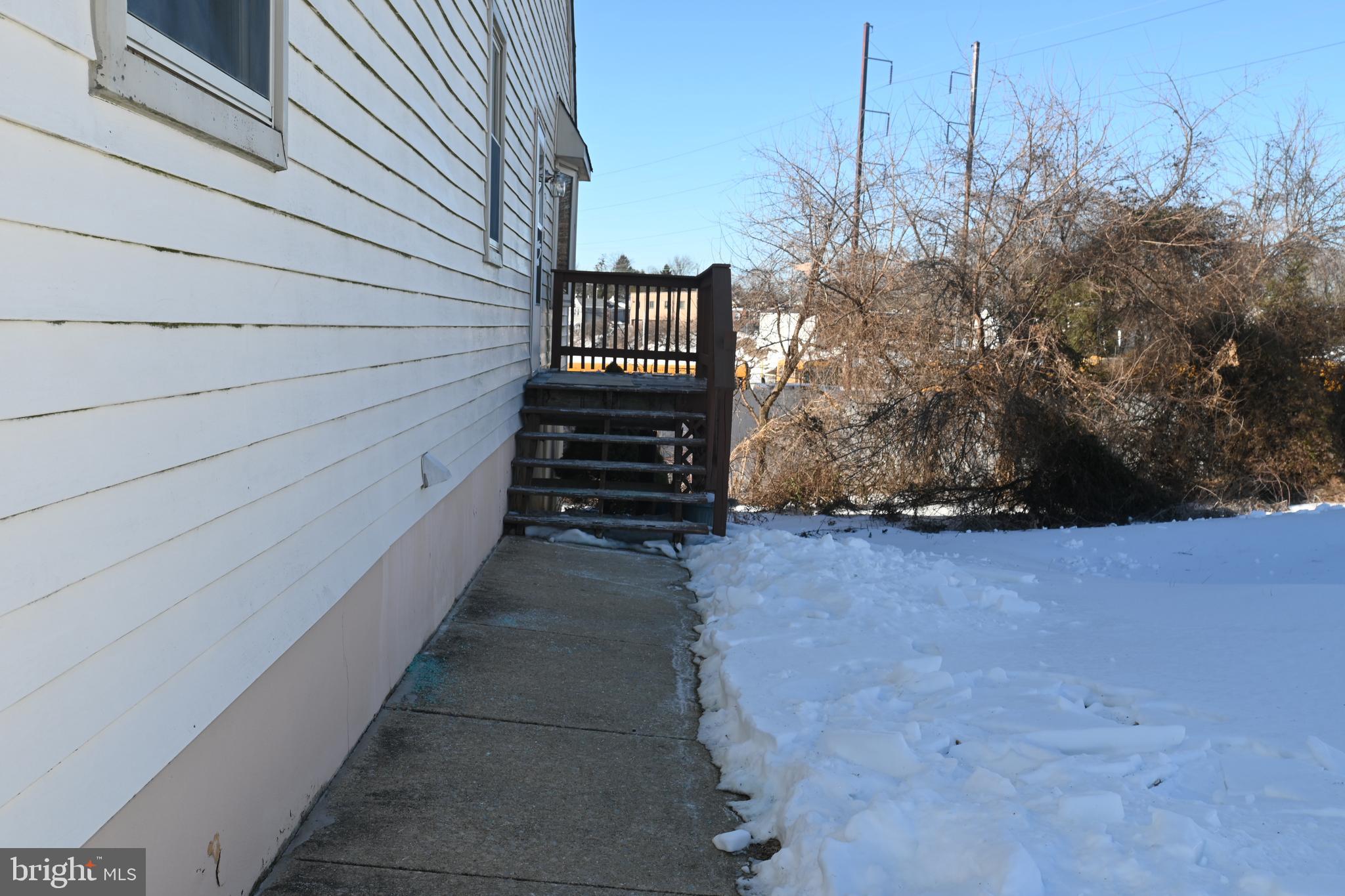 613 St Anthony Lane Upper Darby, PA 19082 - Photo 3 of 30 a view of entryway