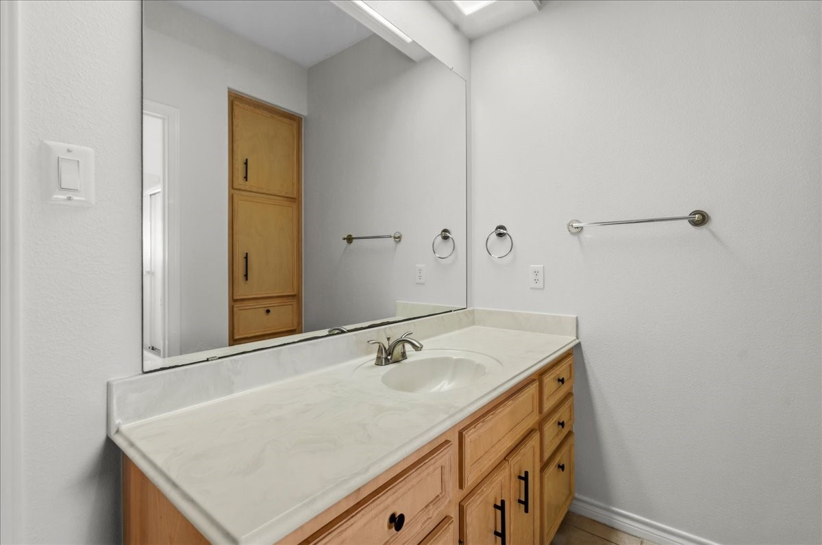 1607 Delta Lane Baytown, TX 77523 - Photo 37 of 48 Secondary bathroom