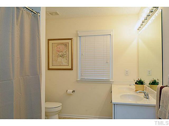 7916 Verona Place Raleigh, NC 27613 - Photo 20 of 23 Bathroom