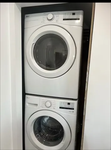 a close up view of a washer and dryer