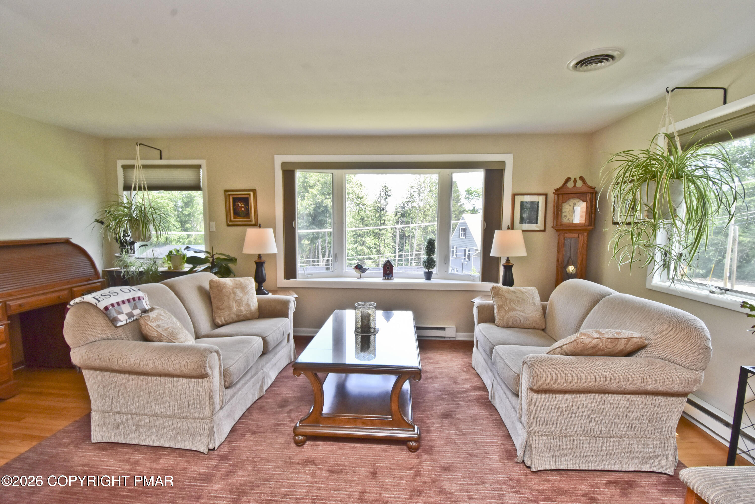 7515 Old Coach Road Stroudsburg, PA 18360 - Photo 17 of 59 6 Living Room (2)