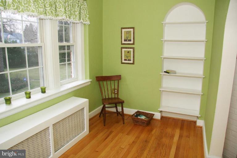 6904 Wardman Road Baltimore, MD 21212 - Photo 4 of 10 Sunroom