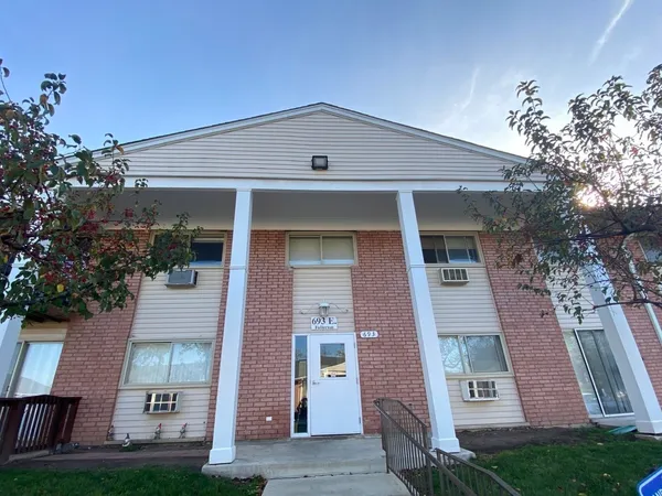 $1,950 | 693 East Fullerton Avenue, Unit 205, Glendale Heights, IL 60139