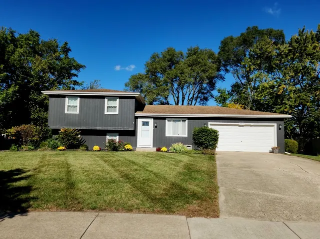 $395,000 | 2412 Durness Court, Crest Hill, IL 60403