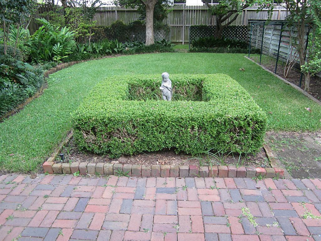 2014 Timber Lane Houston, TX 77027 - Photo 2 of 7 a view of a back yard
