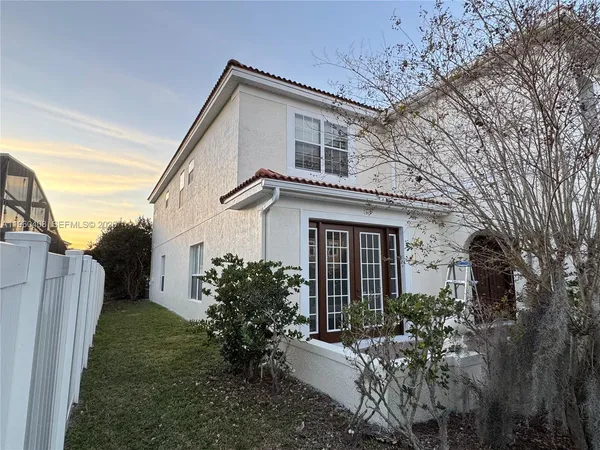 a view of a house with backyard