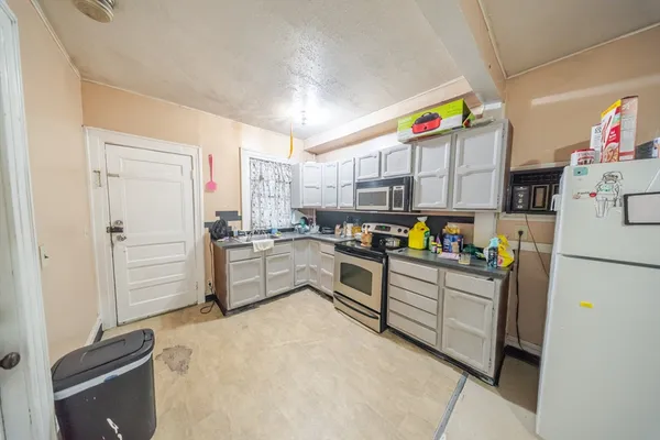$380,000 | 570-572 Dickinson Street, Springfield, MA 01108